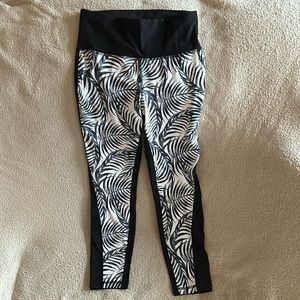 Xersion cropped stretch leggings. Size medium